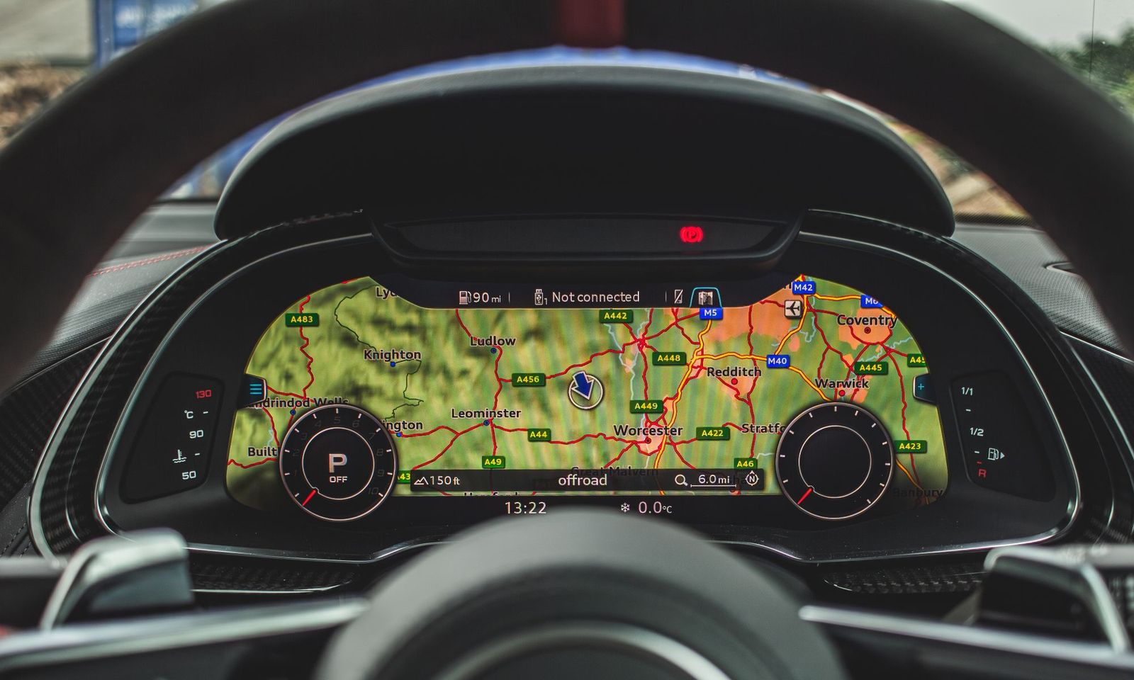 Digitales Kombiinstrument hinter dem Lenkrad mit Navigationskarte